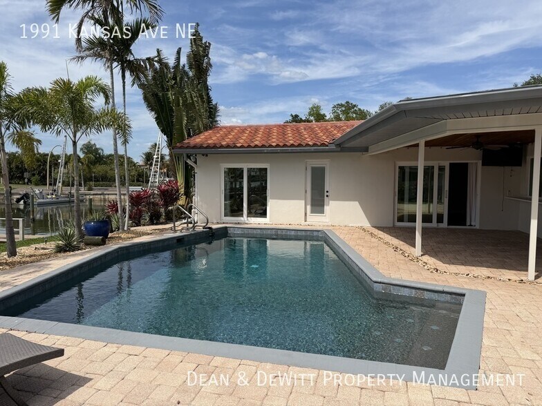 Building Photo - 4 Bed/3 Bath