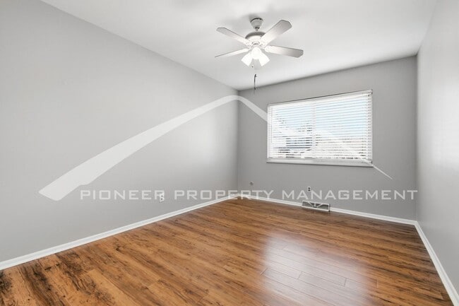 Building Photo - Spacious Home with 2 Car Garage and Centra...