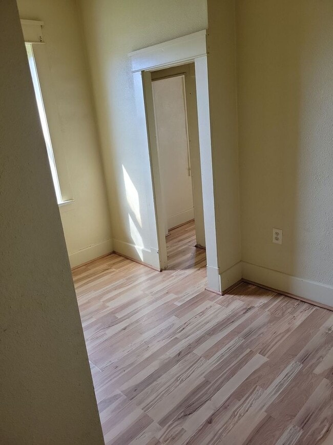 Building Photo - 6 bedroom, 2 bathroom house for rent in Je...