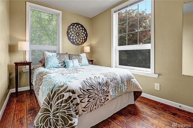 Building Photo - 3 Bed House Available Now! 1 block from Green Lake!