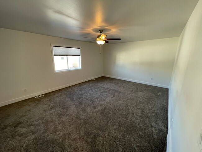 Building Photo - 3 bed 2.5 bath home rental