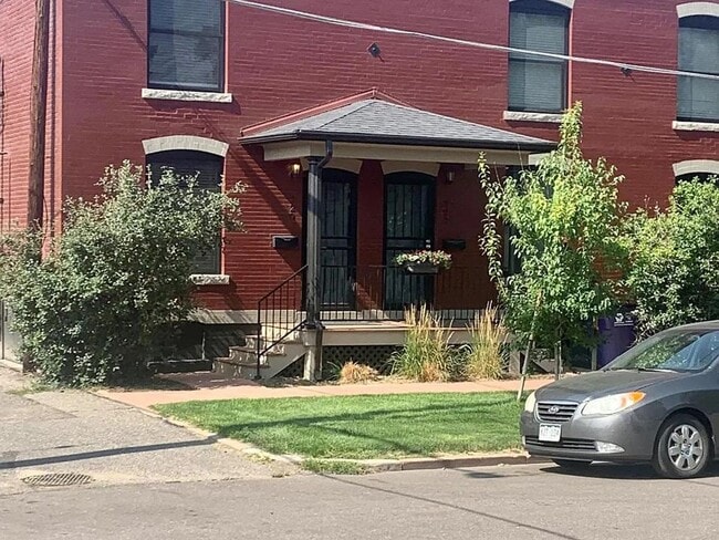Building Photo - Charming End-Unit Townhome for Rent in Cur...