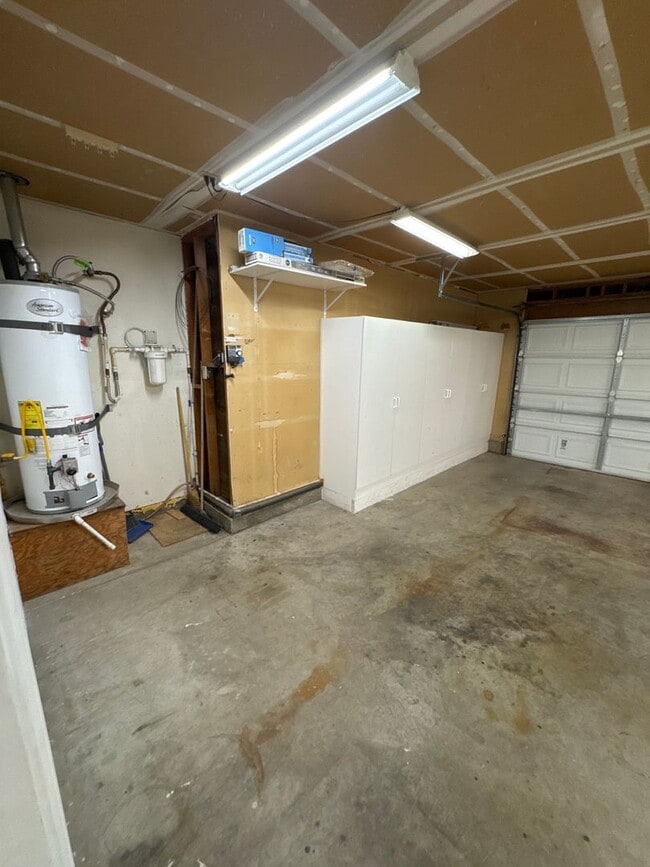 Building Photo - 4 bed, 2 bath, 2 car garage . Boulder City RV parking
