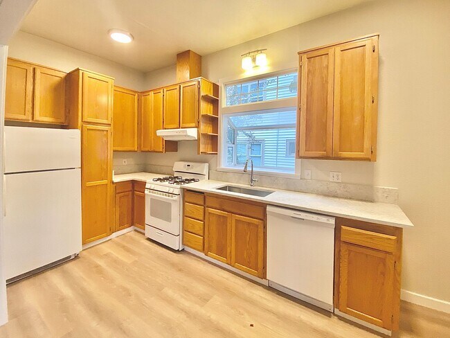 Building Photo - Charming 3 Bed 2 Bath Portland Bungalow!