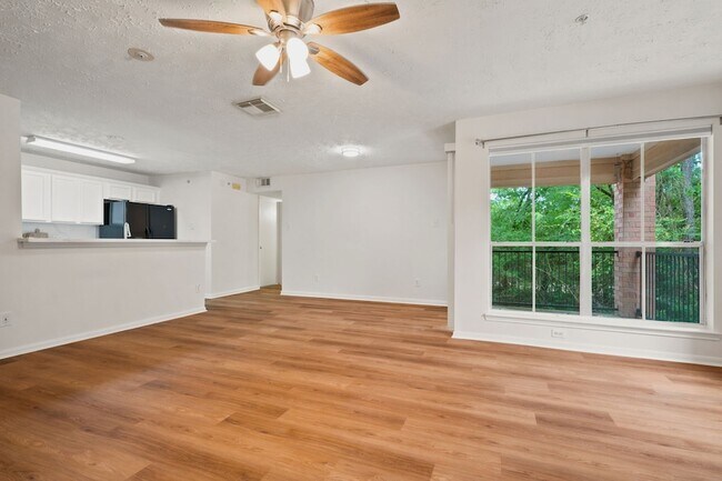 Building Photo - 8051 Bay Branch Dr