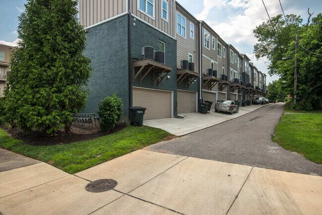 Building Photo - 3BR/3.5BA is Right Size, Right Price, and Right Nice at 8th & Wedgewood!!!