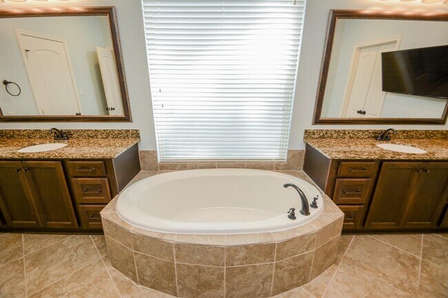 Building Photo - 64 Daffodil Meadow Pl