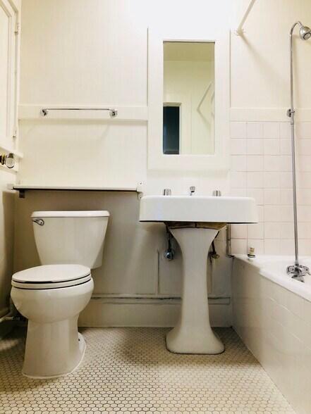 Bathroom - 1134 N Gardner St