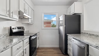Building Photo - 9527 3rd Bay St