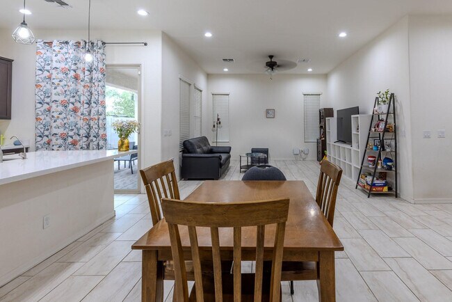 Building Photo - 1064 S Sunset Dr