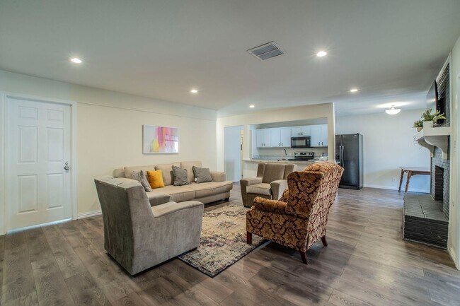 Building Photo - Newly Remodeled & Ready to Move In!