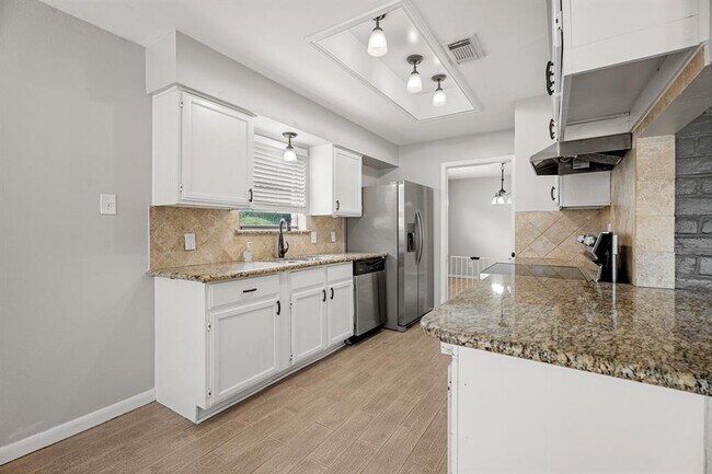 Building Photo - 16011 Hickory Knoll Dr