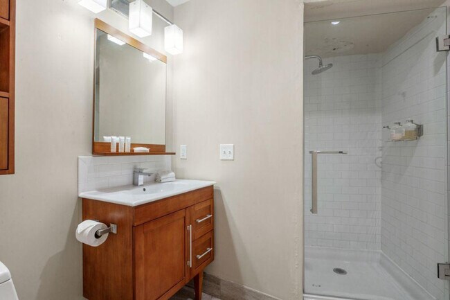 Building Photo - 925 Common St