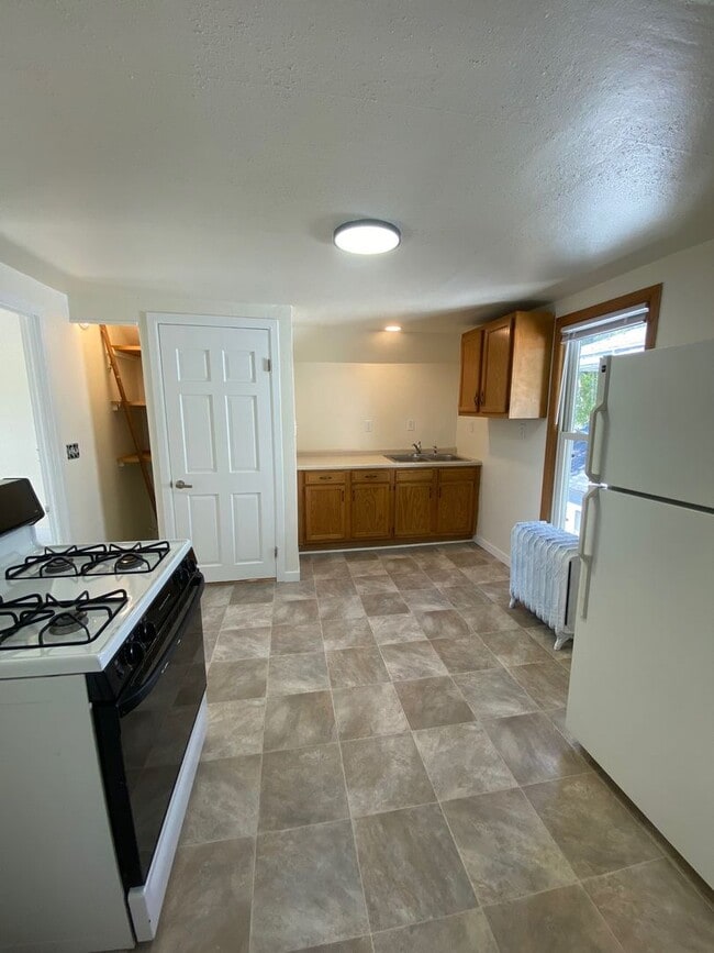 Building Photo - 452 W 10th Ave