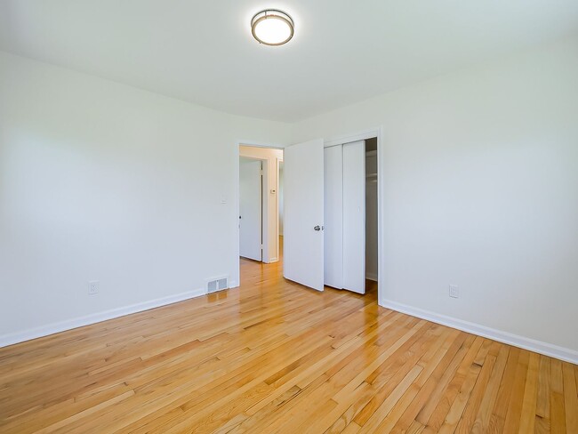 Building Photo - Spacious 3BR Home with Expansive 1-Acre Lot!