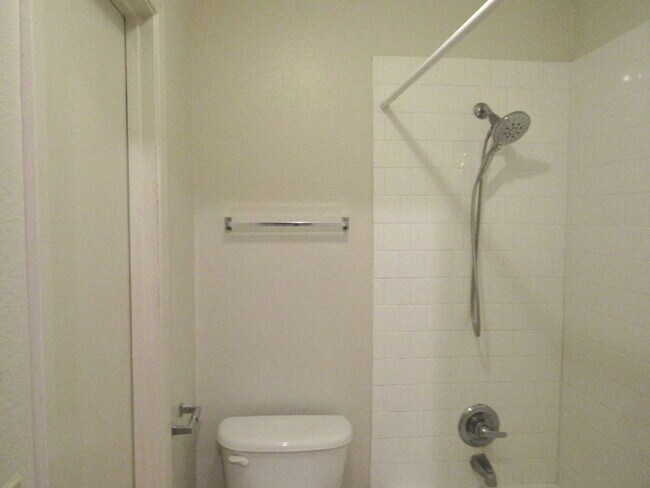 Building Photo - Spacious 2BR/1BA Apartment in West Pensaco...