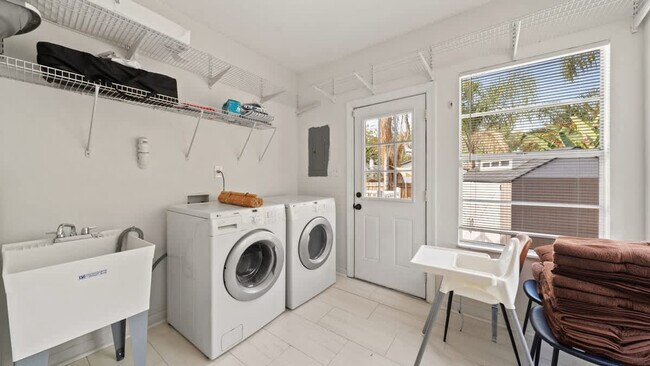 Building Photo - 307 W Haya St