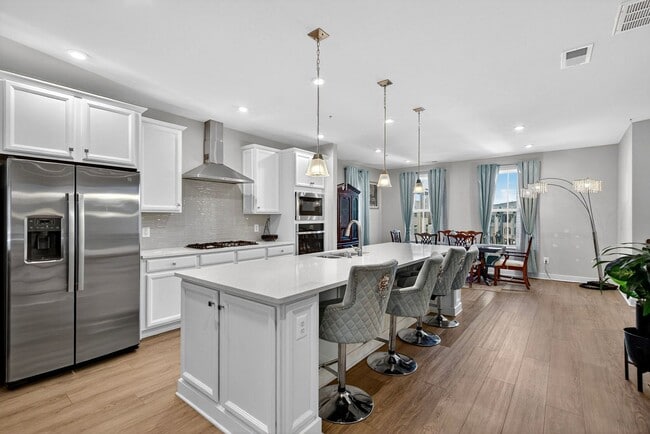 Building Photo - Luxurious 3 Bed 2.5 Bath Townhome In Beautiful Foster's Glen