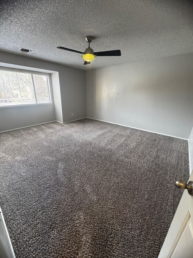 Building Photo - Spacious 2 bedroom 2 bath condo with Laundry Inside!!!