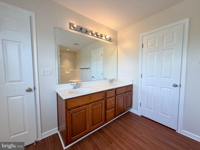 Building Photo - 10 S Meadow Ct