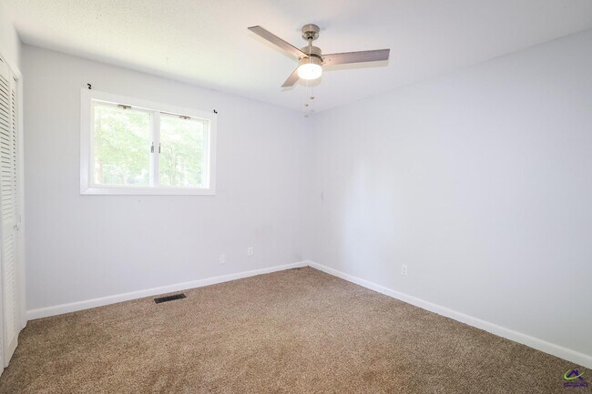 Building Photo - 205 Lake Placid Dr