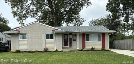 Building Photo - 15760 Oakbrook St