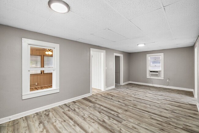 Building Photo - $25 Drive by & Apply 2 Beds 2 Bath House * Large Living/Dining + Bonus Room and Yard** Move in by...