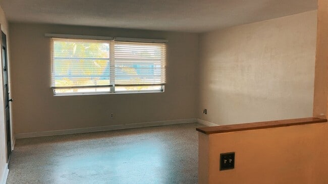 Building Photo - 2 Bedroom with fenced in backyard