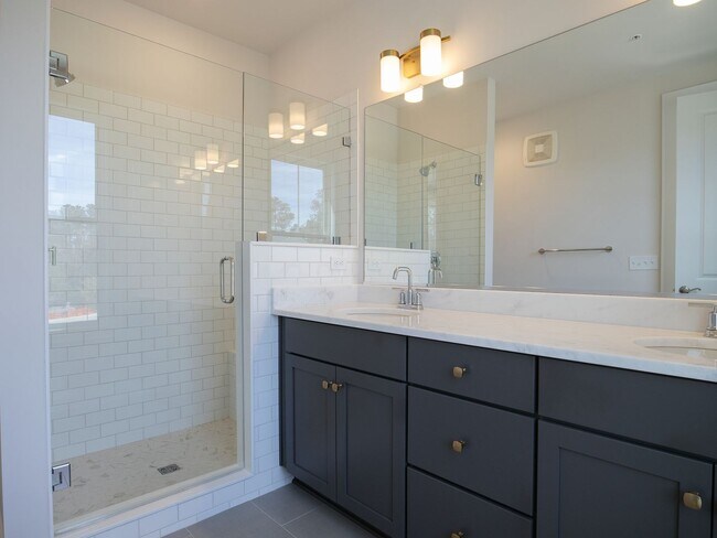 Building Photo - Walkable Short Pump Living with a Huge Private Deck