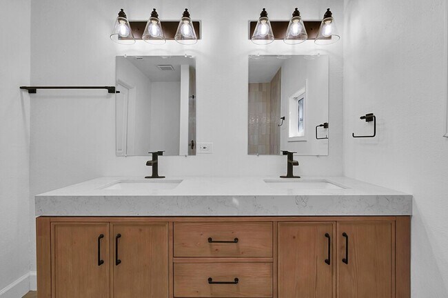 Building Photo - Newly Remodeled 2BD 1BA Home in Waco