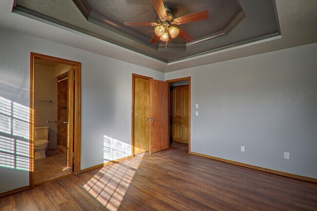 Building Photo - Beautiful house in Yukon 3 bed and 2 bath