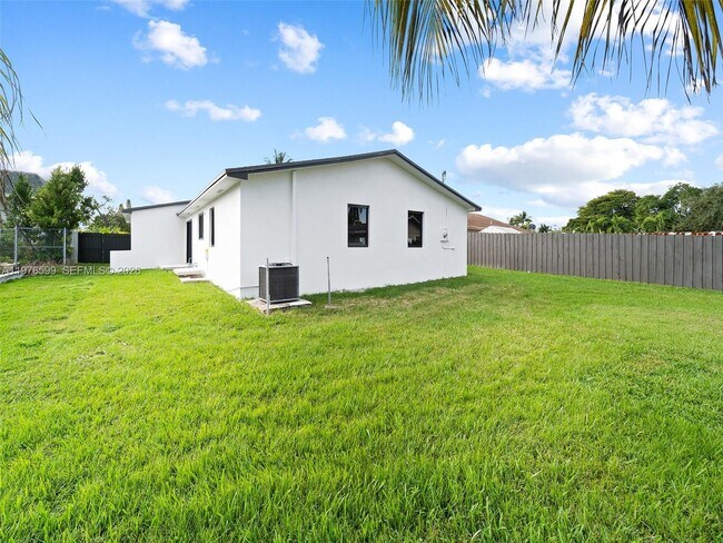 Building Photo - 212 SW 7th St