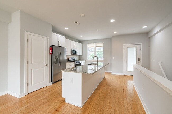 Building Photo - Five Bed Manayunk Apartment