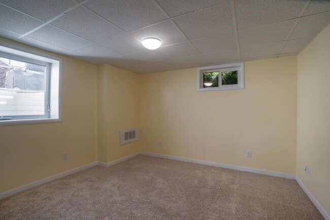 Building Photo - Spacious 4 Bedroom on Upriver Drive