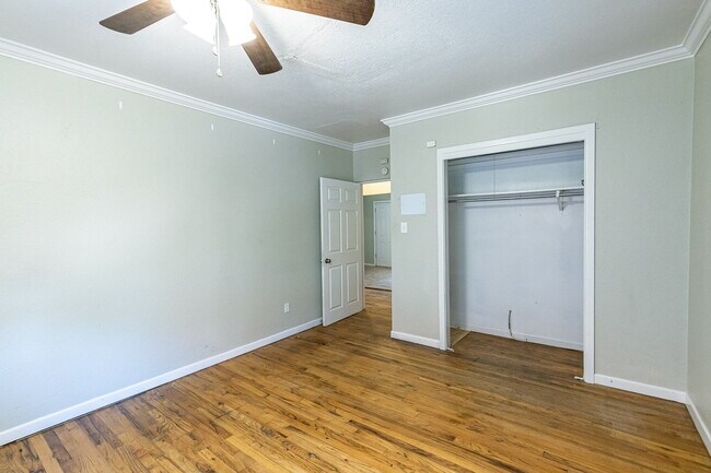 Building Photo - Large 2 story Home