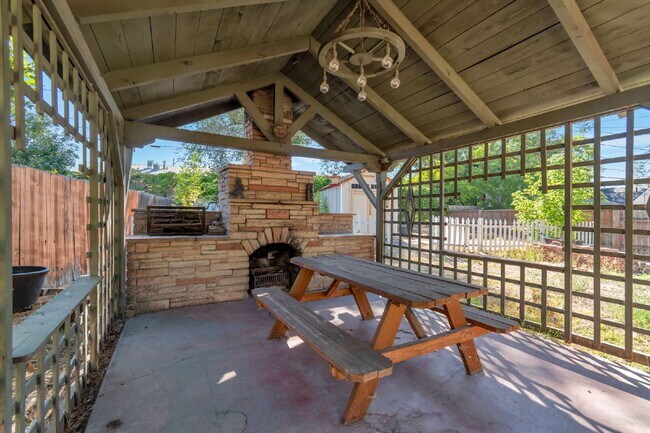 Building Photo - AVAILABLE NOW - Charming Sugar House Bungalow