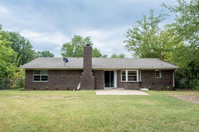 Building Photo - Perfect location near Rhema in Broken Arrow!