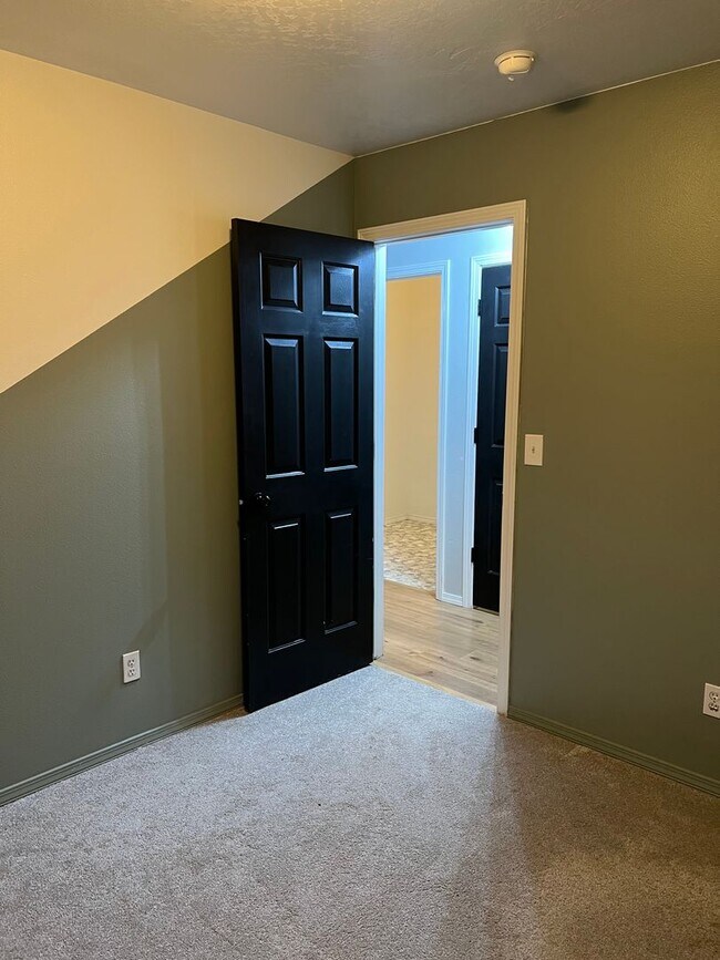 Building Photo - Welcome to this charming 3 bedroom, 2 bathroom home located in Nampa, ID.