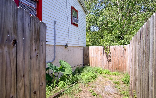 Building Photo - 9924 Sunset Dr