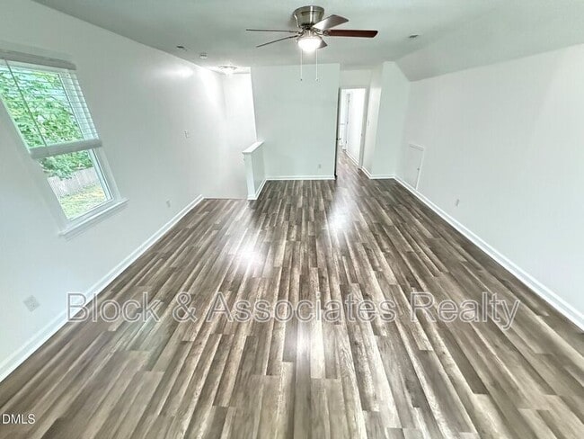 Building Photo - 401 Holly Berry Ln