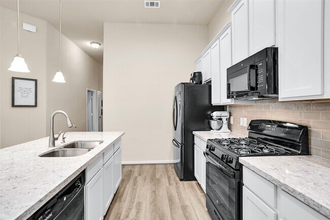 Building Photo - 18806 Legend Oaks Dr