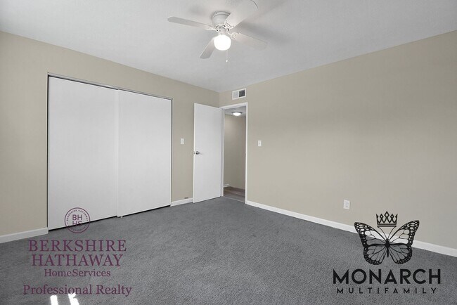 Building Photo - 2 Bedroom Townhouse Apartment- HUGE WALK IN CLOSET