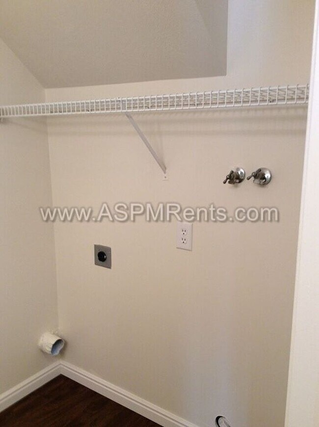 Building Photo - W Jordan Nice 3 Bed 2 Bath Townhome with pool
