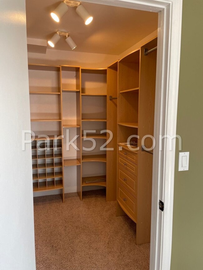 Building Photo - 4 Bedroom Single Family Home