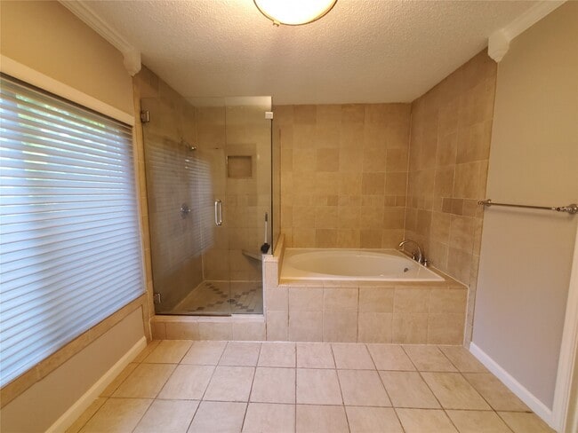 Building Photo - 3323 Green Fields Dr