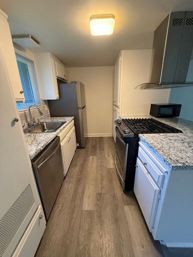 Building Photo - 2 bedroom 1.5 bath condo! Half off 2nd months rent Move in Special!