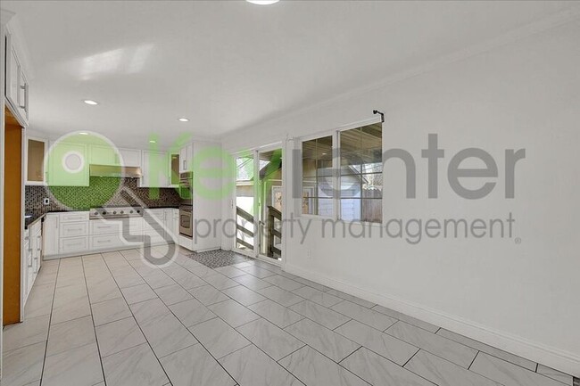 Building Photo - 4404 Lantana Ave