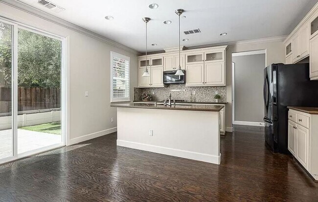 Building Photo - $4195.00 - Gorgeous and Ready for Move-In! Spacious 4 Br / 2.5 Ba in South Gilroy