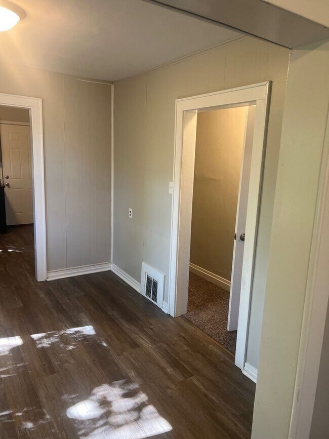 Building Photo - 1207 E Columbus Dr