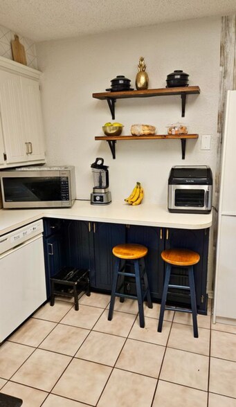 Building Photo - 1615 Camelot Dr